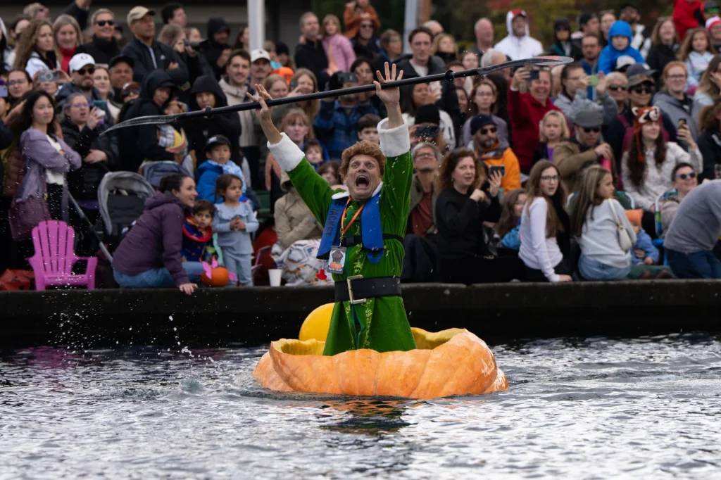 Uriașe dovleci plutitori atrag mulțimi la regata anuală din Oregon