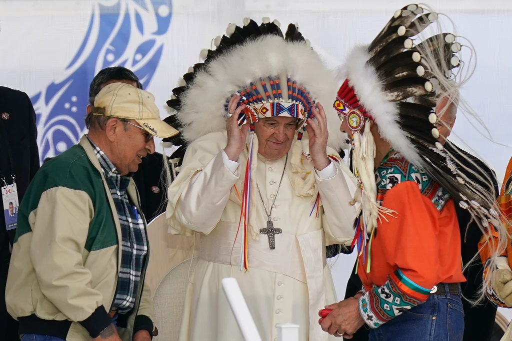 Papa returnează 62 de artefacte populațiilor indigene din Canada, într-un gest de recunoaștere a trecutului colonial
