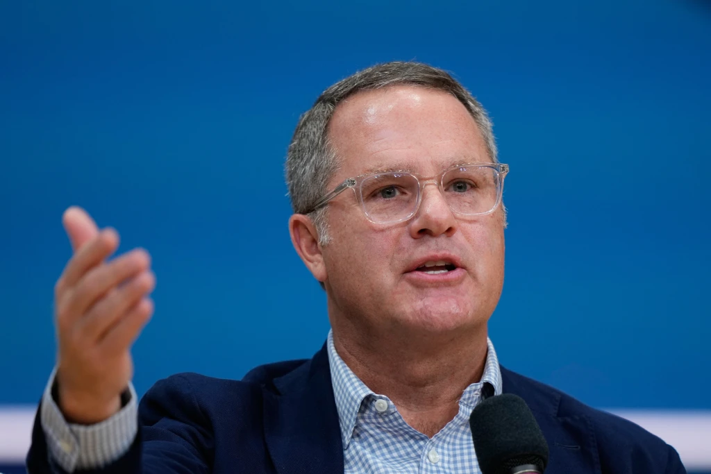 CEO-ul Walmart, Doug McMillon, își anunță retragerea surpriză la 59 de ani