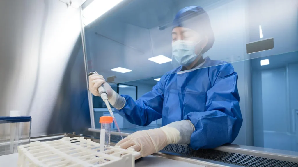 Inovație Medicală: Cercetătorii din Marea Britanie Dezvoltă un Nou Vaccin Împotriva Unei Tulpini Rare de Ebola